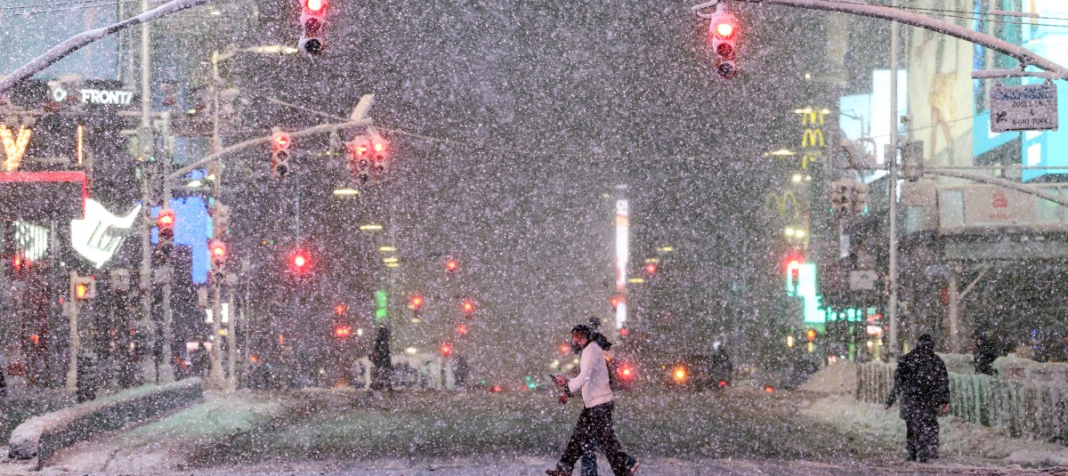 La tormenta invernal golpea la costa este de Estados Unidos y obliga a cancelar 5.000 vuelos; decretan emergencia en varias ciudades