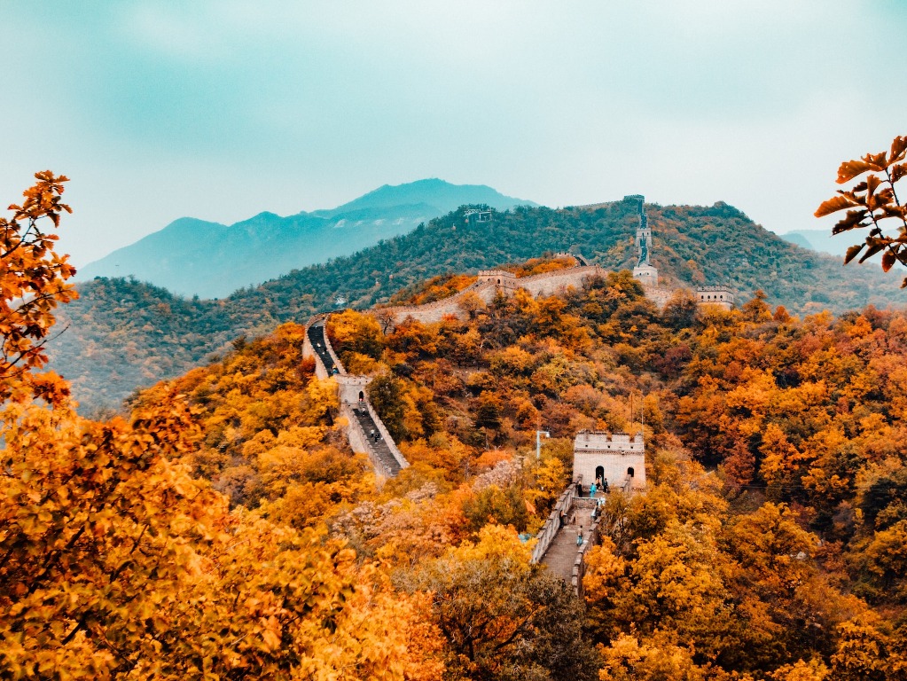 Una vista panorámica de la Muralla China, uno de los mayores atractivos turísticos históricos del país.