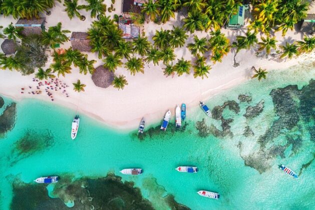 Vista a&eacute;rea de la playa Catuano en la Isla Saona, una de las excursiones m&aacute;s vendidas que parte desde Bayah&iacute;be cada d&iacute;a