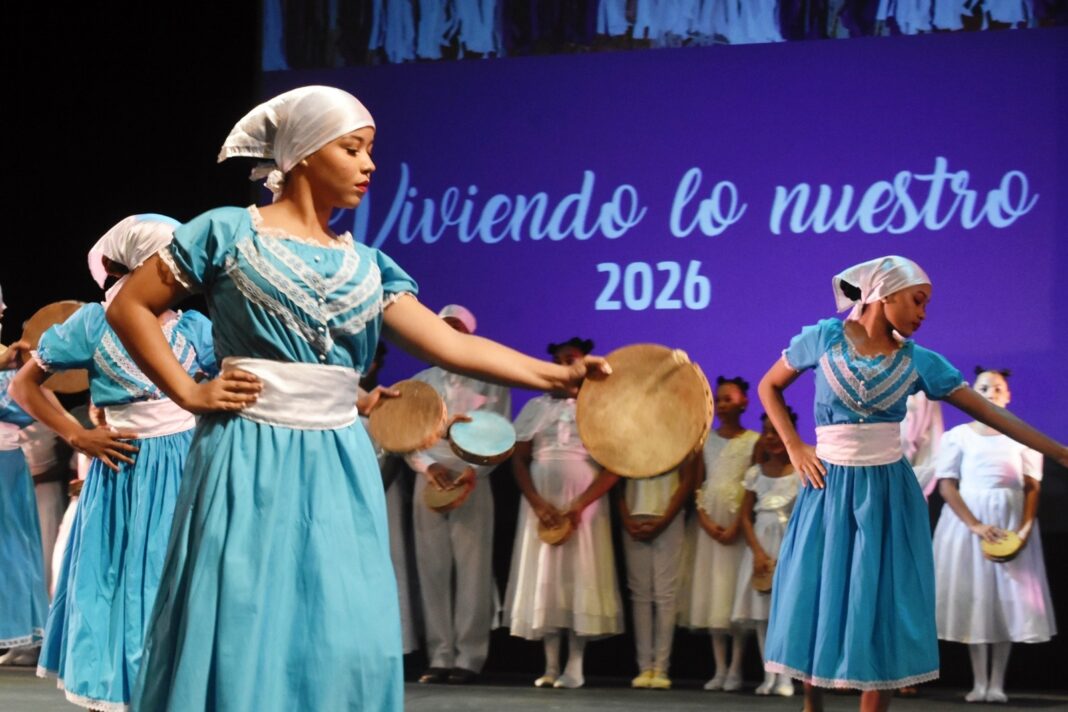 El escenario se convirtió en una fiesta de identidad que contó con la conducción de Viancamely Alcántara y Mairenis Montero, quienes guiaron el programa artístico que desplegó un abanico de talento local que incluyó al Ballet Folklórico Sangre Mulata.