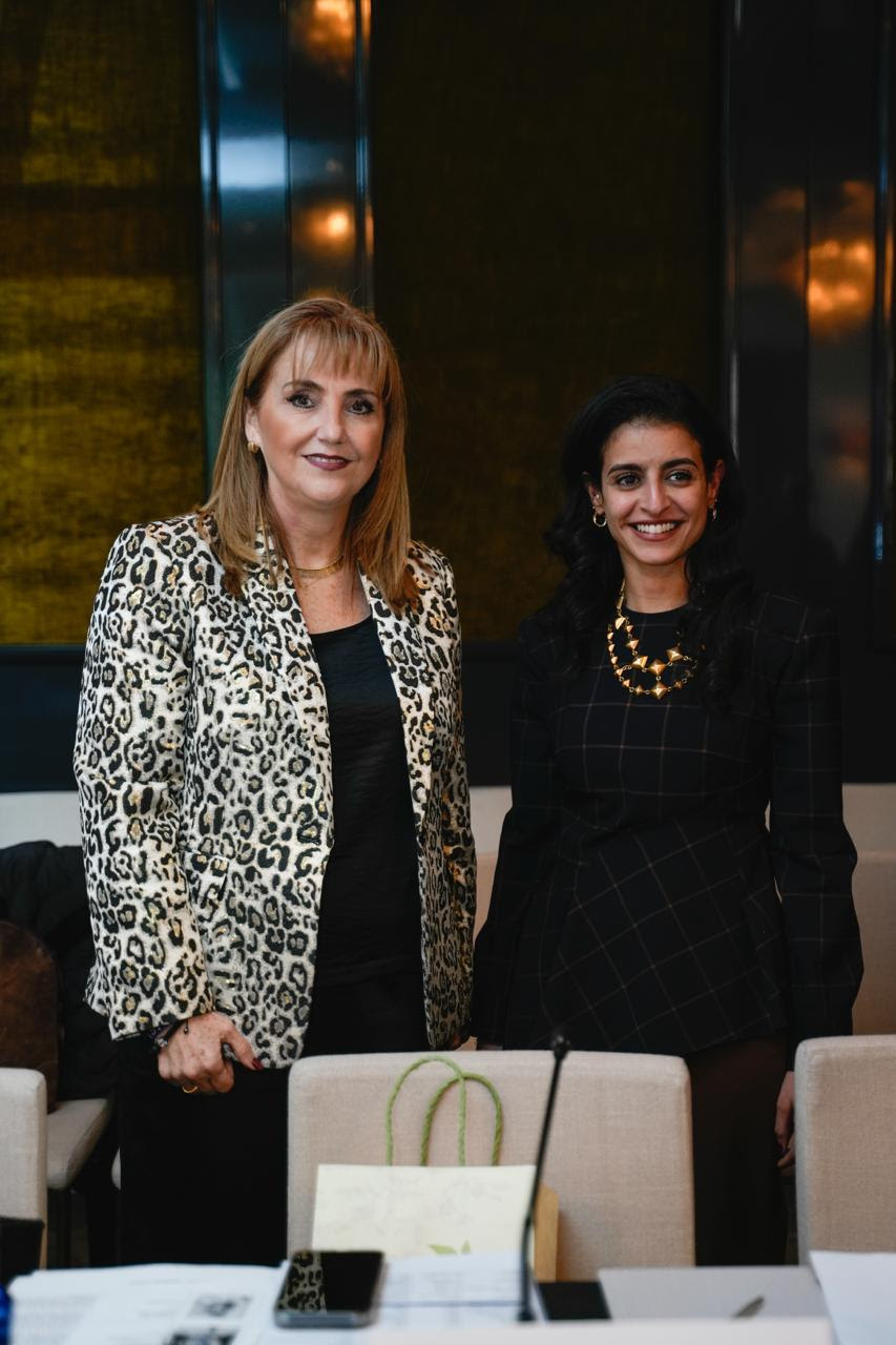 Contó con la participación de Shaikha Alnuwais, Secretaria General de ONU Turismo que posa en la fotografía con Gloria Guevara Manzo, Presidenta y CEO del WTTC.