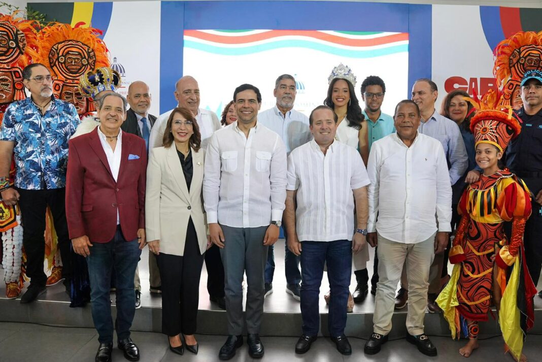 Tanto José Ignacio Paliza como Roberto Ángel Salcedo explicaron que el evento se celebrará el domingo 15 de marzo en el malecón de Santo Domingo, en el cual Mariano Hernández y Zoila Luna serán el rey y la reina