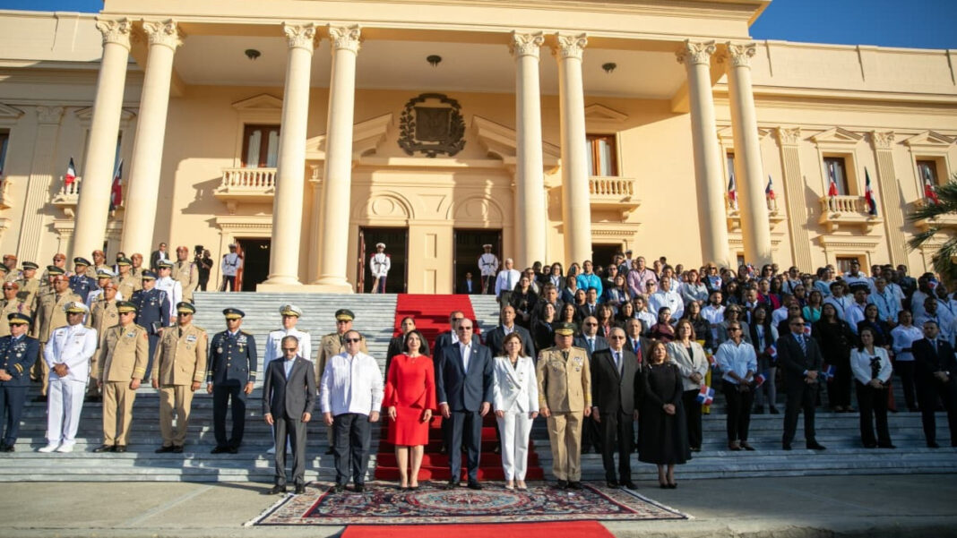 En el acto de homenaje a la enseña tricolor, el mandatario estuvo acompañado de la vicepresidenta Raquel Peña; de la primera dama, Raquel Arbaje; del ministro de la Presidencia, José Ignacio Paliza; de Defensa, teniente general Carlos Antonio Fernández Onofre; el consultor jurídico del Poder Ejecutivo, Jorge Subero Isa, del presidente de la Comisión Permanente de Efemérides Patrias, Juan Pablo Uribe y de la directora del Gabinete de Políticas Sociales, Geanilda Vásquez.