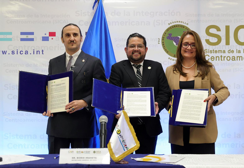 Luis Felipe Fernández-Salvador y Campodónico, presidente fundador de The Embassy of Nature; Boris Iraheta, secretario General de CATA y la directora ejecutiva de la Secretaría General del SICA, MSc. Ingrid Figueroa, tras la firma del memorándum.