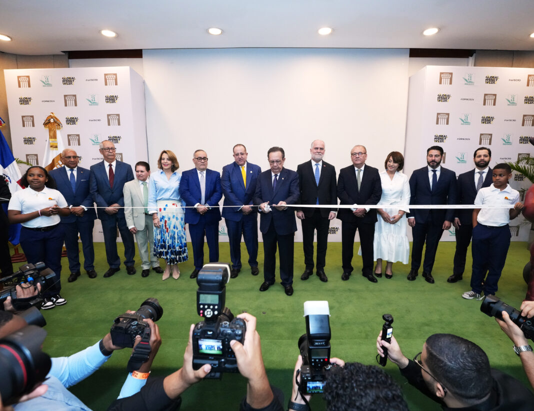 El gobernador del Banco Central, Héctor Valdez Albizu, encabeza el corte de cinta que dejó inaugurada ayer la Semana Económica y Financiera 2026 en la sede del organismo.