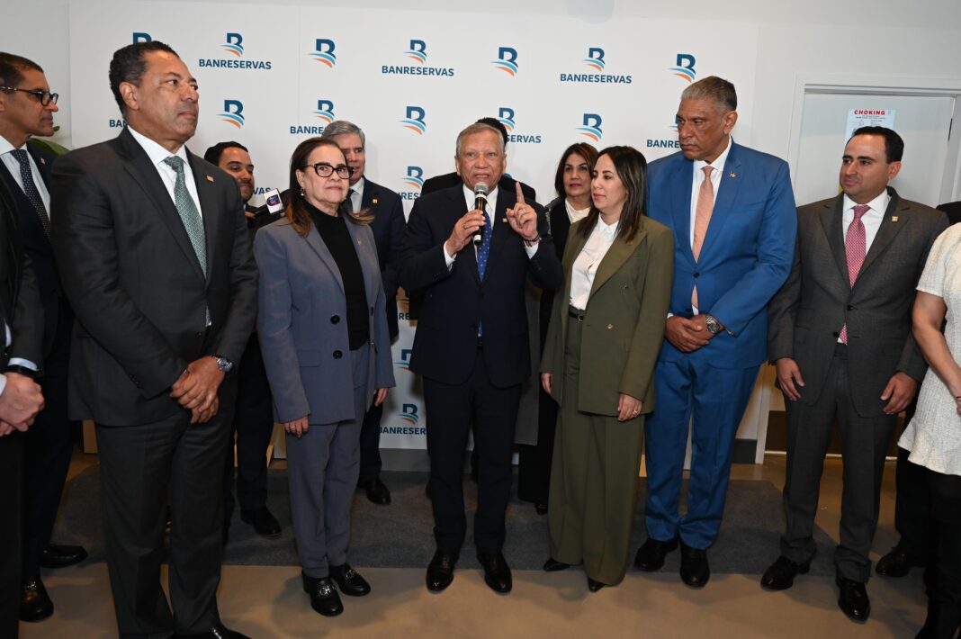 Leonardo Aguilera entrega las primeras llaves a clientes durante el evento, que se extenderá hasta el 22 de marzo