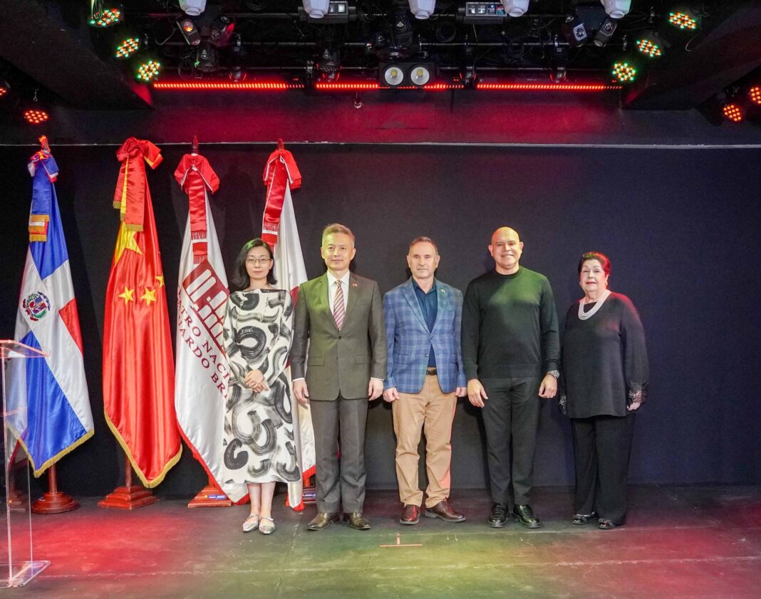 Wang Heming, Embajador Chen Luning, Carlos Veitía, Amaury Sánchez y Jenny Podestá de Vásquez
