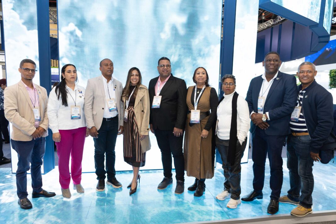 Ejecutivos de Copa Airlines durante el encuentro junto a periodistas turísticos y representantes institucionales de la región norte de República Dominicana en Anato 2026.