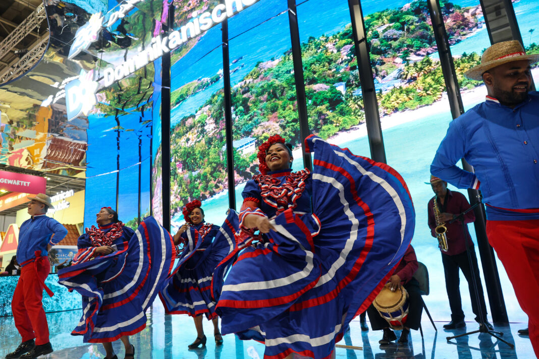 Vista del stand de República Dominicana durante la presentación de su ballet folclórico en la ITB de Berlín 2026.