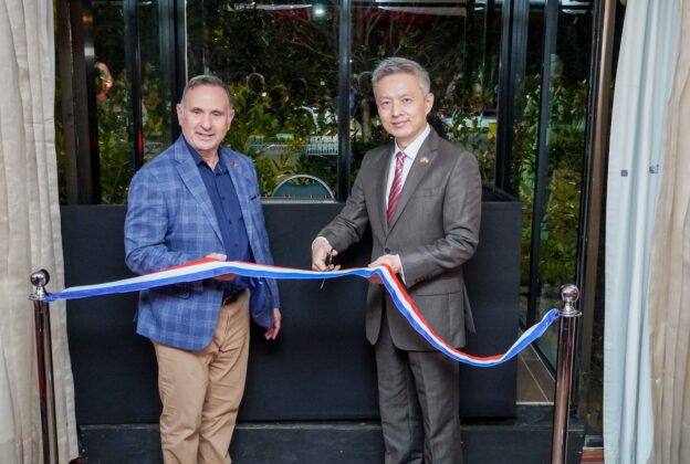 Carlos Veitía, Director General y Artístico del TNEB y Embajador de la República Popular China Sr. Chen Luning realizan corte de cinta
