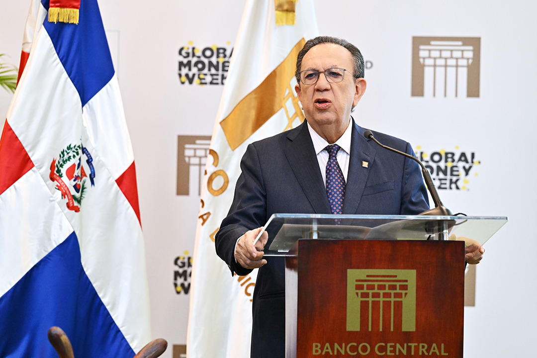 El gobernador del Banco Central, Héctor Valdez Albizu, destacó que la Semana Económica y Financiera representa un loable esfuerzo conjunto y el espíritu de servicio de todas las instituciones participantes, que se unen para ofrecer experiencias educativas que fomentan hábitos financieros responsables y beneficiosos para su futuro.