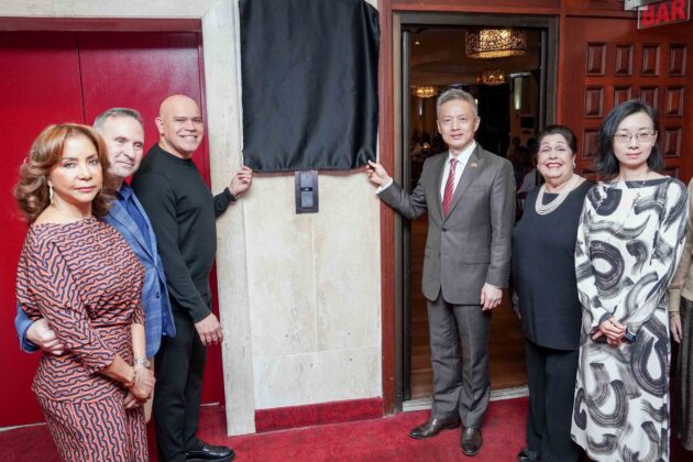 El embajador Chen Luning, Amaury Sánchez, Carlos Veitía, Fátima Guzmán, Jenny Podestá de Vásquez y Wang Heming desvelizan tarja