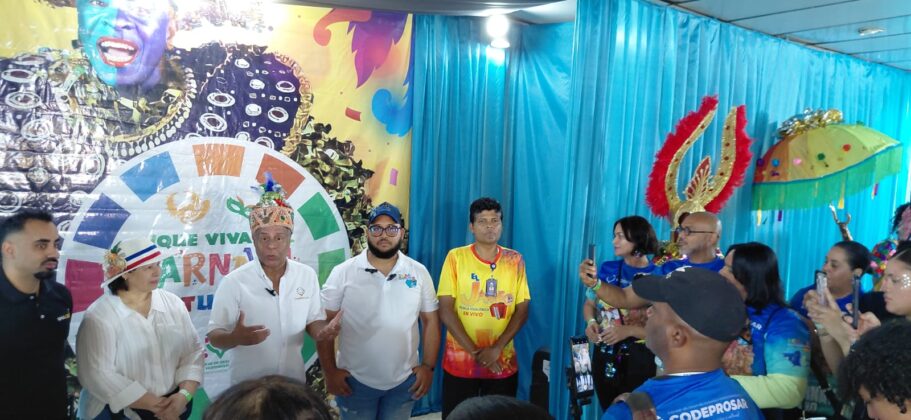 Frank S&aacute;nchez Mena conversa con la prensa sobre la organizaci&oacute;n del carnaval de Cotu&iacute;. Le acompa&ntilde;an Eligio Reyes, Mari Carmen Suriel, Juan Carlos Acosta y Andy Castillo.