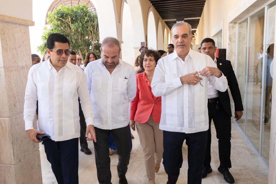 3715-Presidente de la República, Luis Abinader Corona realiza recorrido de la Escuela junto Gabriel Escarrer Jaume, David Collado y Lorea Arribalzaga Ceballos Embajadora del Reino de España en RD