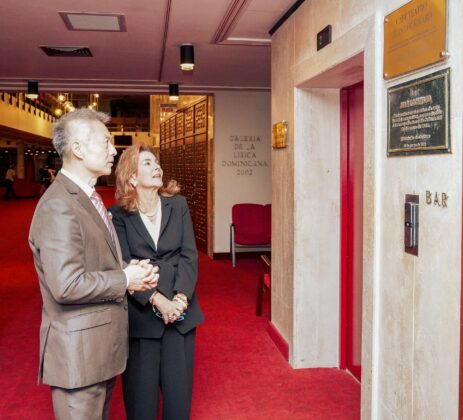 El embajador de la República Popular China Sr. Chen Luning y Maritza Zeller de Bonetti observan la tarja.