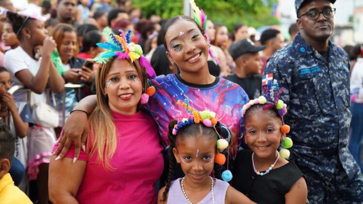 El pueblo de Cotu&iacute; apoya su carnaval.