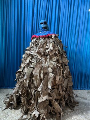 El papel&uacute; es un personaje ic&oacute;nico del carnaval de la provincia S&aacute;nchez Ram&iacute;rez.