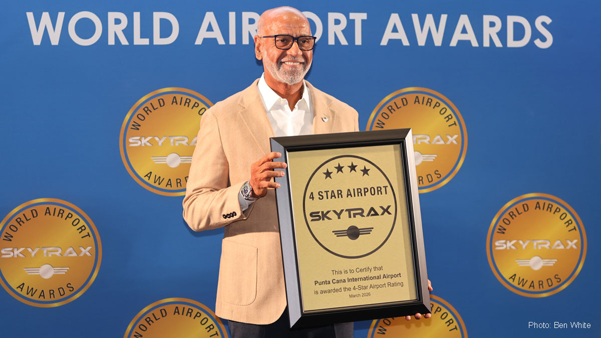 Alberto Smith, Director de Operaciones recibe el pergamino que certifica que el Aeropuerto Internacional de Punta Cana ha recibido la calificación de 4 estrellas en marzo de 2026.