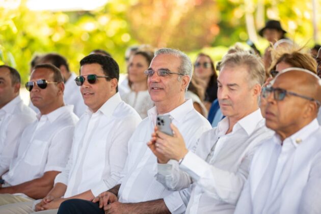 En primera l&iacute;nea el presidente Abinader , el ministro de Turismo, David Collado y los ejecutivos del proyecto del nuevo Aeropuerto Internacional privado de Playa Grande en R&iacute;o San Juan.