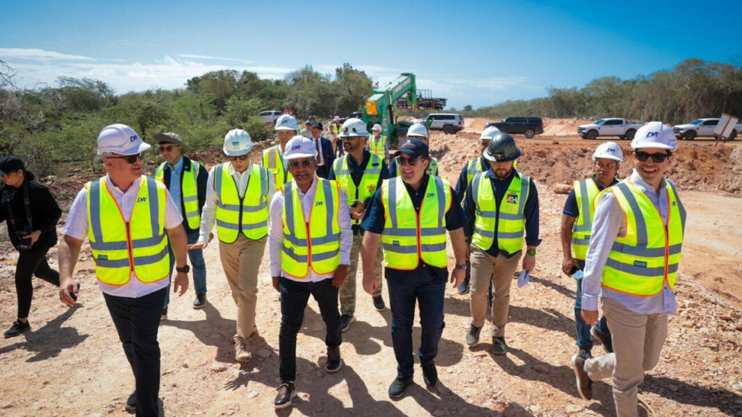 El ministro de la Presidencia supervisó la construcción de la terminal en Cabo Rojo Junto con el Departamento Aeroportuario constatando los avances en el campo aéreo, que conforman la pista de aterrizaje, que está en fase de iniciar asfaltado