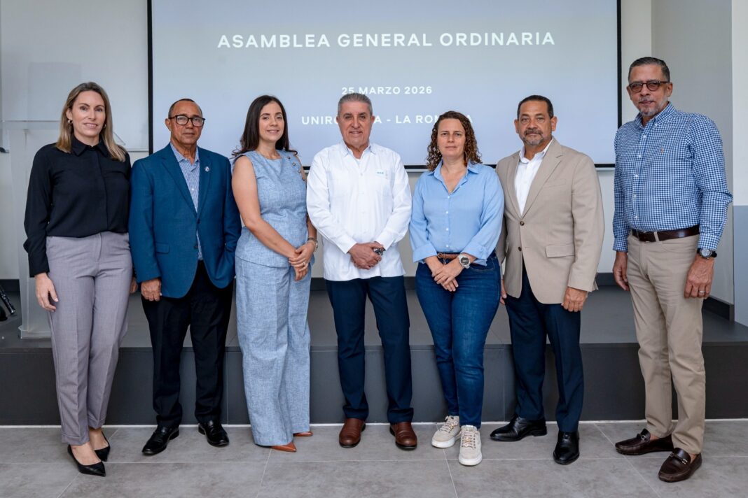 Clúster Turístico La Romana Bayahibe pasa balance a su gestión y se traza la meta de mantener el crecimiento y el gran posicionamiento del destino de turismo. En la imagen los directivos de la organización encabezados por su presidente Andrés Fernández, al centro.