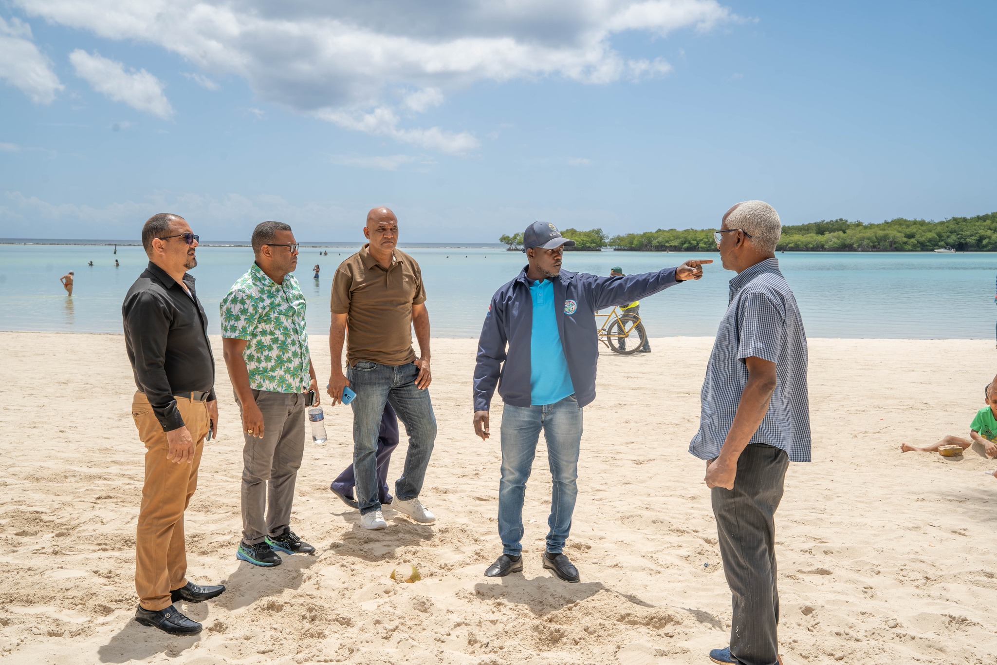 Cordinación de medidas preventivas en la playa de Boca Chica por parte de las autoridades locales.