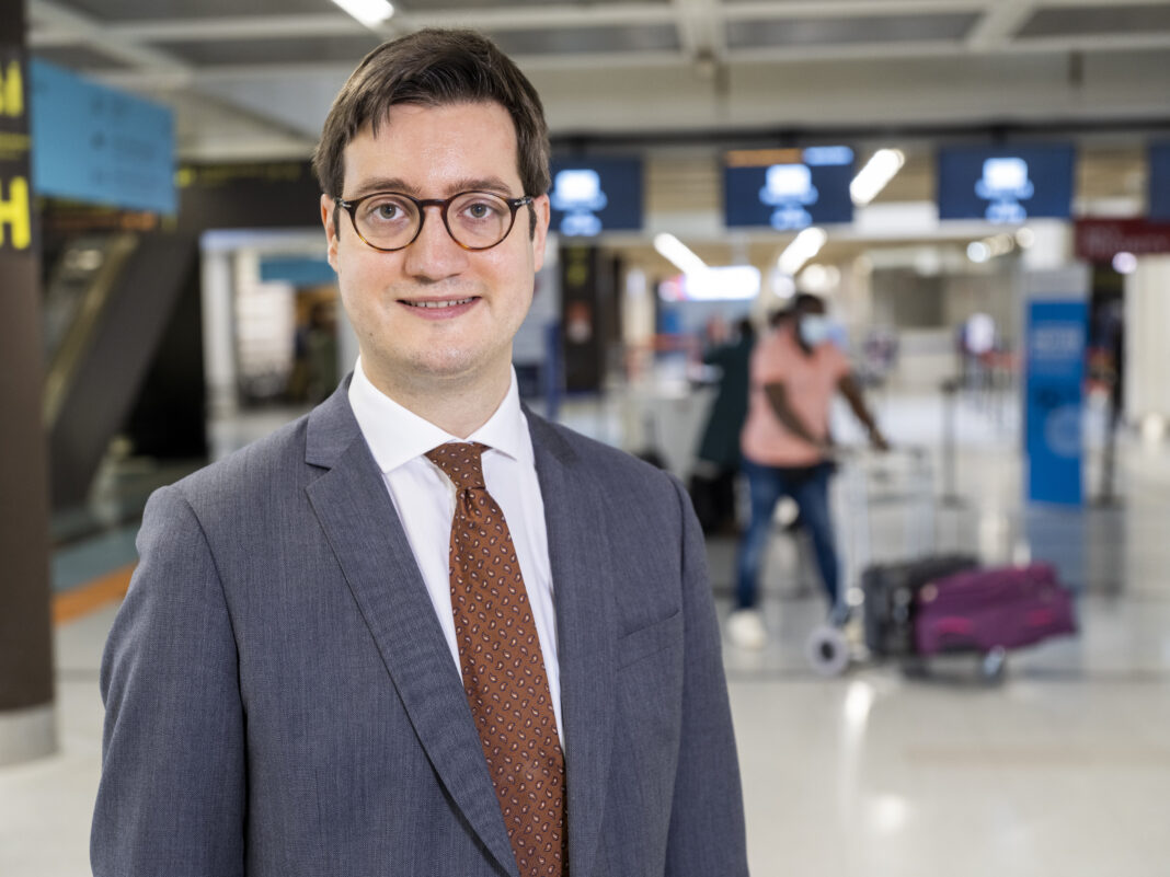 Cyril Girot es ingeniero civil, egresado de las prestigiosas escuelas francesas École Polytechnique y École des Ponts et Chaussées. Además, posee un Máster en Administración de Empresas (MBA) del Collège des Ingénieurs.
