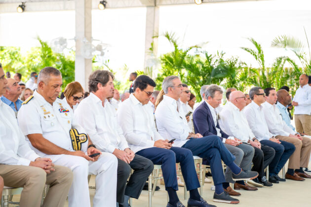 El presidente Abinader, David Collado y los ejecuivos de Casa de Campo.