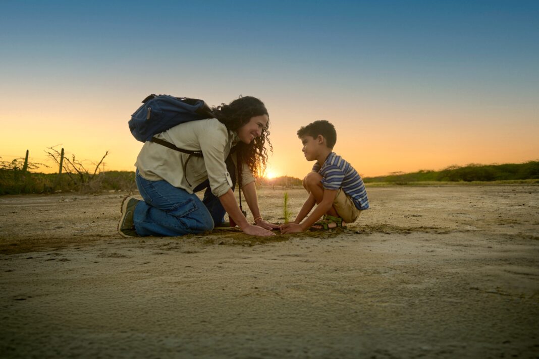 Escena de “La economía de la bondad”, campaña que rescata la idea de que el verdadero progreso de un país nace de los actos de altruismo.