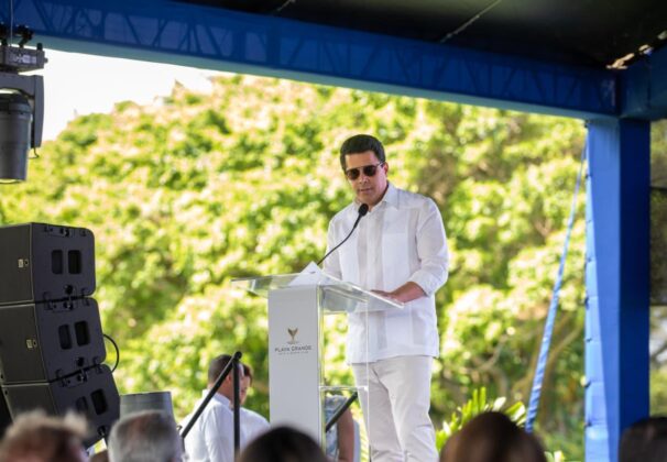 David Collado habla durante el inicio de construcci&oacute;n del Aeropuerto Internacional Privado de Playa Grande en R&iacute;o San Juan