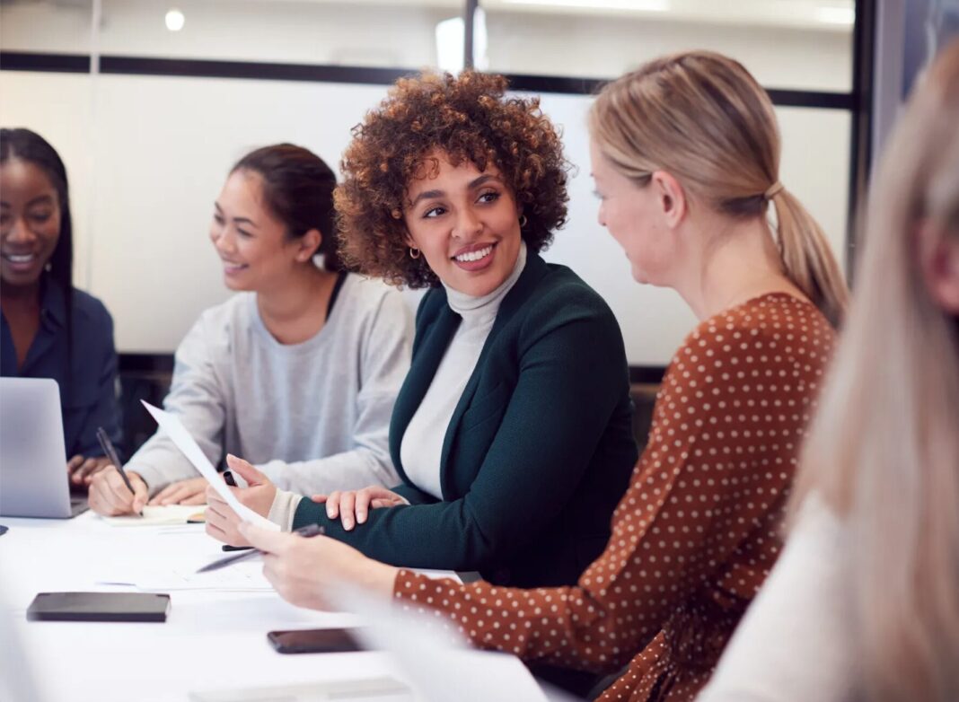 De acuerdo con los datos del Consejo Mundial de Viajes y Turismo (WTTC) las mujeres representan casi el 40% de la fuerza laboral en viajes y turismo.