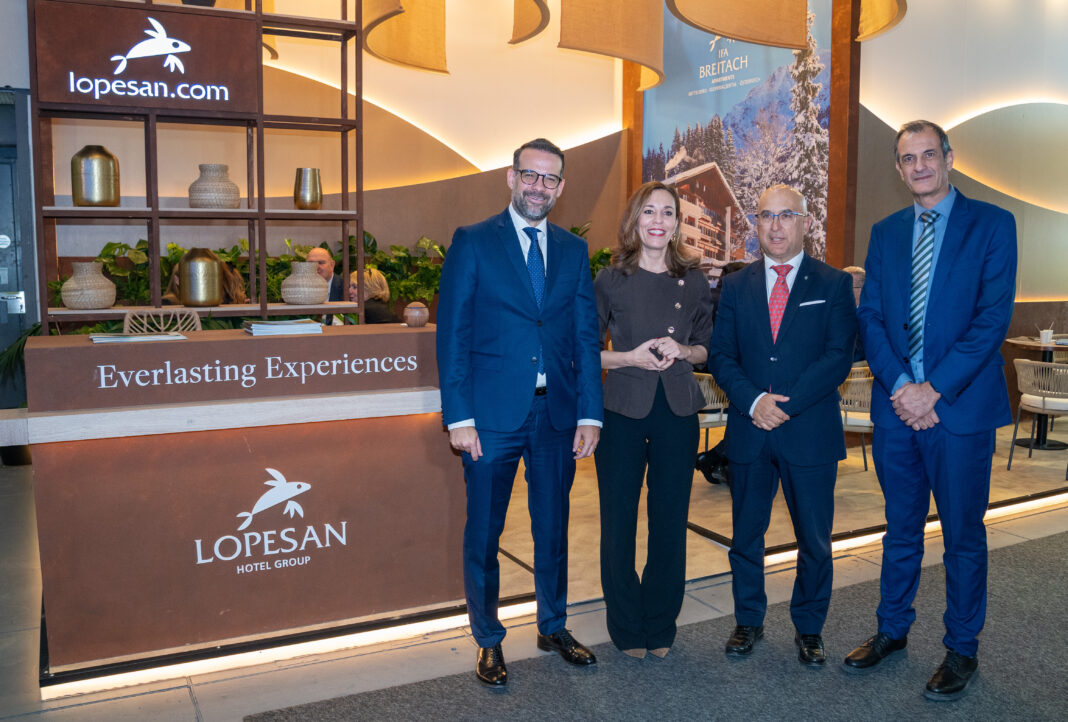 De izq a dcha José Alba, Jessica de León, Miguel Ángel Rodríguez y José Juan Lorenzo, ejecutivos de Lopesan Hotel Group