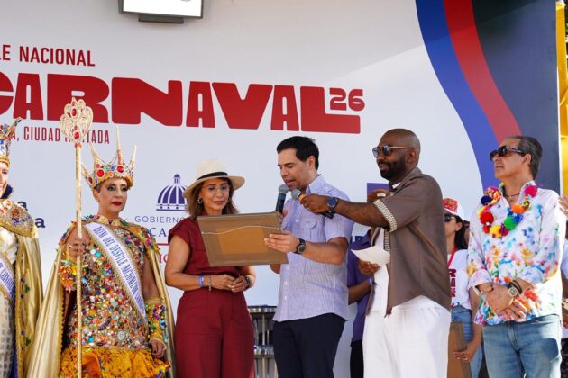El ministro de Cultura entrega reconocimiento tras el Desfile Nacional de Carnaval 2026