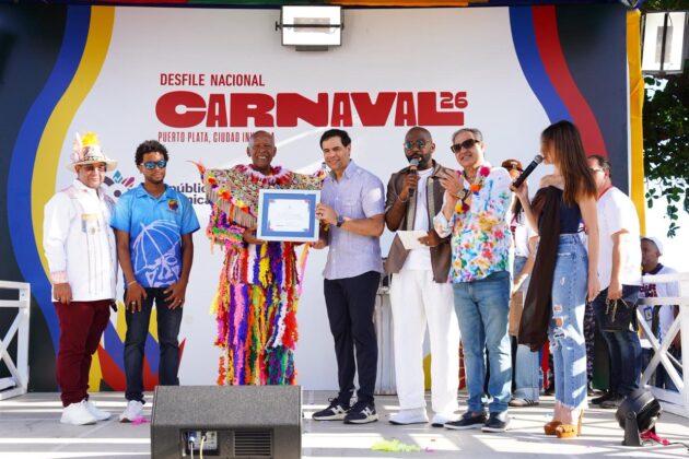 El ministro de Cultura entrega reconocimiento tras el Desfile Nacional de Carnaval 2026