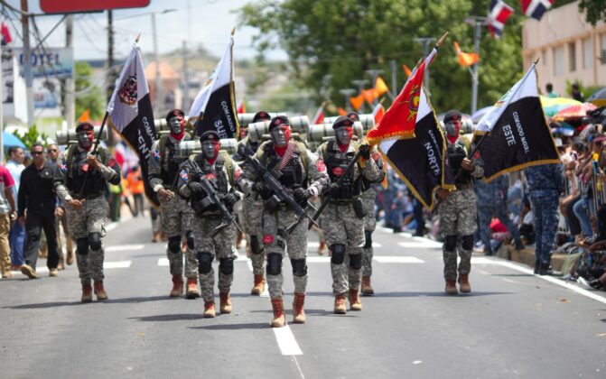 Desfile militar durante la celebraci&oacute;n del Aniversario de la Batalla del 19 Marzo 1