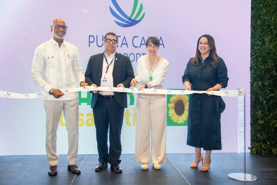 Ejecutivos del Aeropuerto Internacional de Punta Cana y del programa Hidden Sisabilities Sunflower en el momento que cortan la cinta que incorpora el Punta Cana Airport a la iniciativa.
