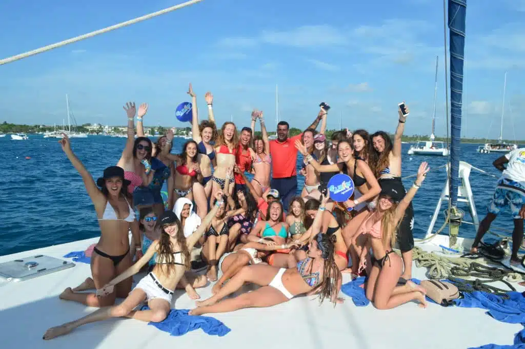 El Spring Break de Punta Cana ofrece variedad de sorpresas y excursiones, una de las más populares es la visita a Isla Saona, un espacio natural paradisíaco, con tu grupo de amigos en un escenario diferente, esto es definitivamente lo más esperado. Foto ExcursionesPuntacana