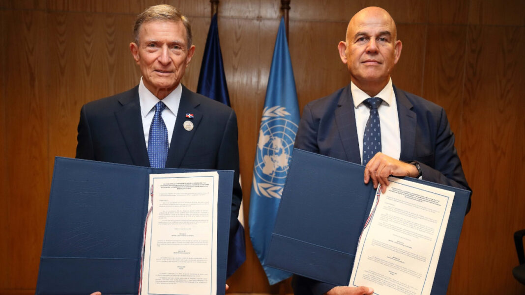 El canciller dominicano Roberto Álvarez y el secretario de la Comisión Económica para América Latina y el Caribe (Cepal), Luis Fidel Yáñez, tras la firma del acuerdo sede ayer en Chile.