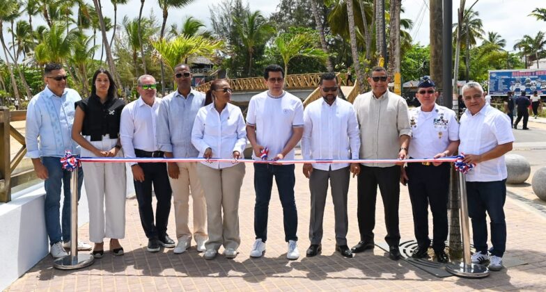 El ministro de Turismo, David Collado entrega una nueva pasarela peatonal en Las Terrenas 2