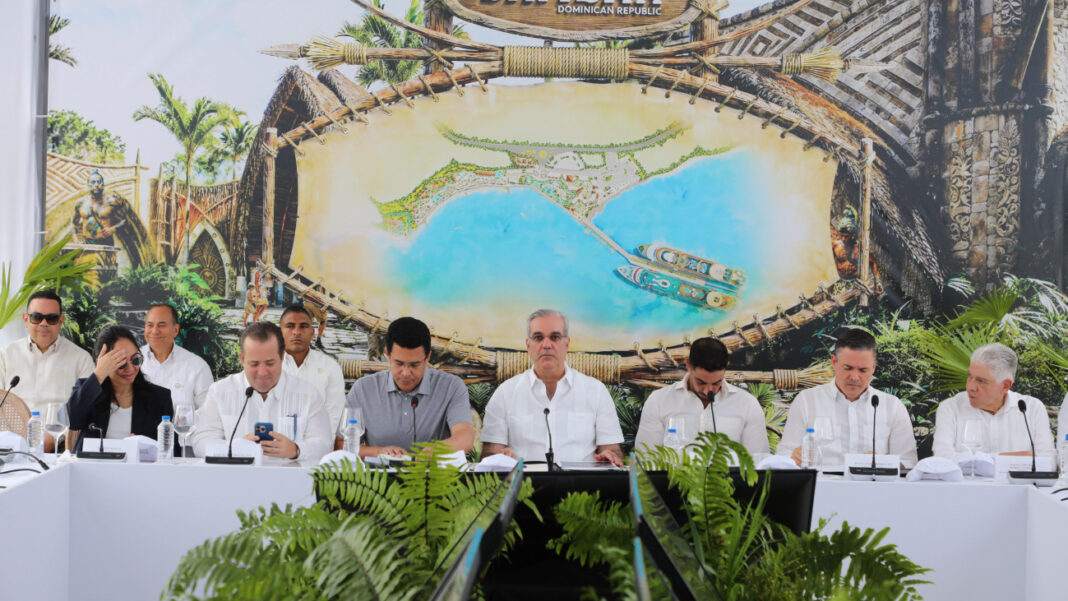 El presidente Luis Abinader junto a los ministros de Turismo y de la Presidencia y los ejecutivos de ITM Group al momento de anunciar que Port Samaná será inaugurado el próximo 24 de noviembre