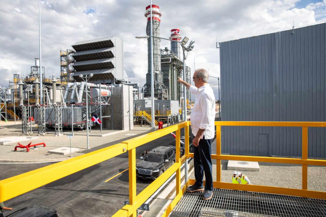 El presidente Luis Abinader observa la nueva generadora termoeléctrica inagurada ayer en Manzanillo. El mandatario dice que esta zona se convertirá en la principal área de generación eléctrica del país