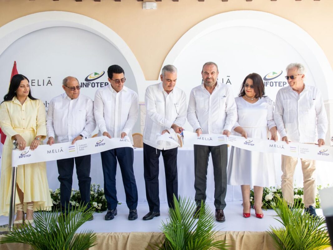 El presidente Abinader corta la cinta dejando abierta oficialmente la Escuela de Hostelería y Turismo Gabriel Escarrer Juliá, junto a varios ministros y funcionarios y Gabriel Escarrer, CEO de Meliá Hotels Internacional.