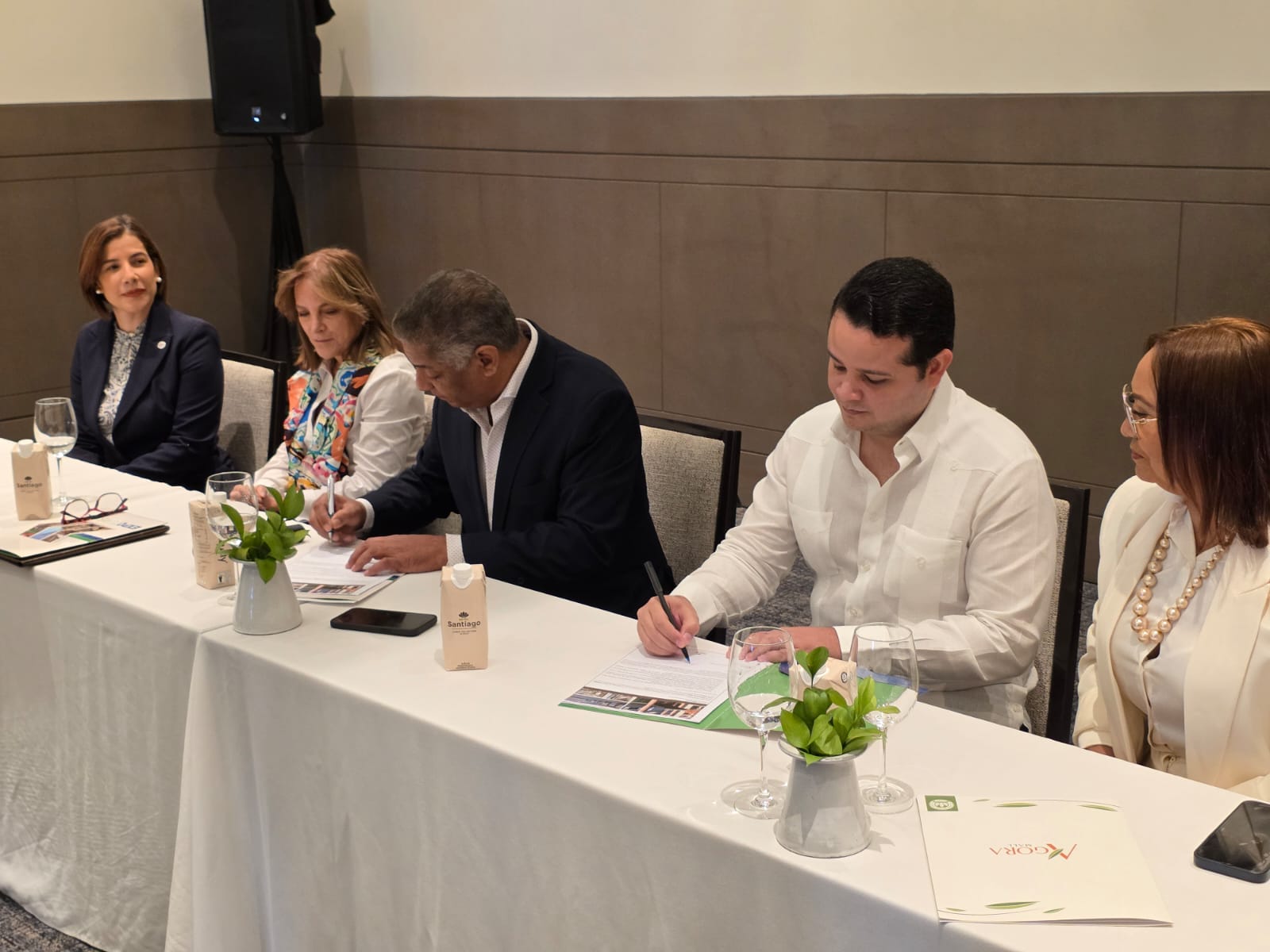 Momento de la firma del nuevo acuerdo que lleva a Expoturismo Santiago 2026 a su nueva sede.
