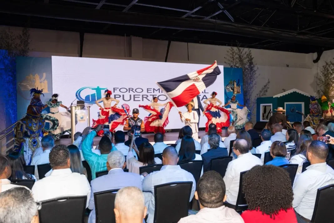 on la presencia del ministro de la Presidencia, José Ignacio Paliza, y las principales autoridades de la provincia, fue inaugurada la cuarta edición del “Foro Empresarial Puerto Plata”, centrado en el encadenamiento productivo.
