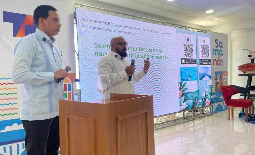 Francisco M. De León y Joaquín Taveras mientras explicaban los detalles de la plataforma KnowMe RD durante la conferencia en Samaná