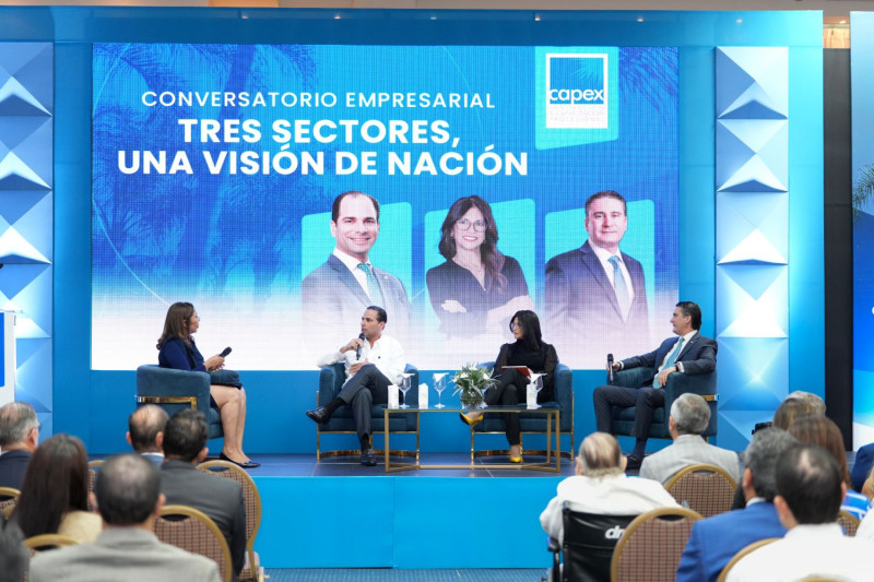 Momento del Conversatorio Empresarial 2026 organizado por el Centro de Innovación y Capacitación Profesional (CAPEX), en el que participaron Frank Elías Rainieri, Claudia Pellerano, presidenta de Asociación Dominicana de Zonas Francas (Adozona); y Alvin Martínez LLibre, vicepresidente ejecutivo de AFP Siembra analizando los desafíos y oportunidades del sector empresarial.