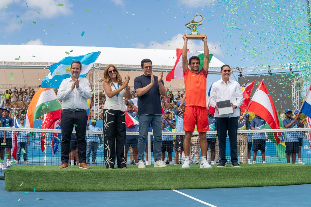 Los trofeos de campeón fueron entregados por el presidente ejecutivo de Cap Cana, Jorge Subero Medina, y el ministro de Turismo, David Collado, como principal patrocinador del ATP Challenger más grande de América Latina.