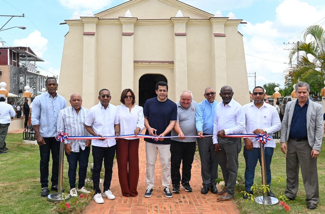 El ministro de Turismo, David Collado, hace el corte de cinta para dejar reinagurado el templo colonial Nuestra Señora de Aguasanta en Boyá.