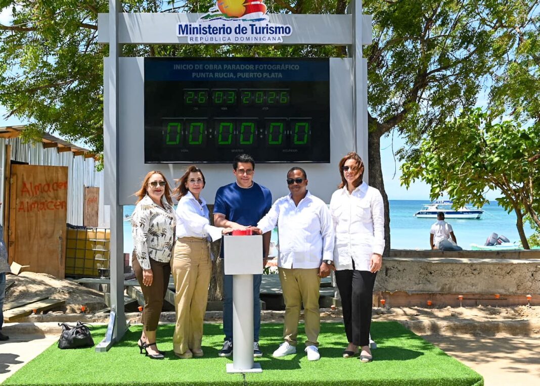 David Collado también realiza recorrido de supervisión en los trabajos de la plaza de Sosua, que se levanta con una inversión de más de 558 millones de pesos.