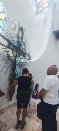 Peregrinos dan gracias al Santo Cristo de los Milagros en Bayaguana